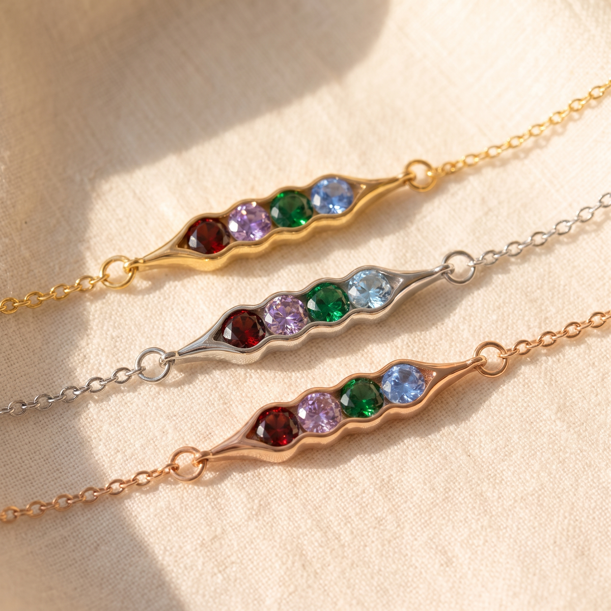The bracelet in gold, silver and rose gold
