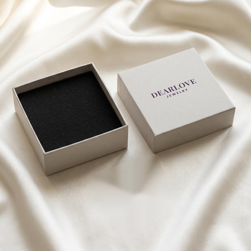 Dearlove Free Box: light grey card box with black foam insert